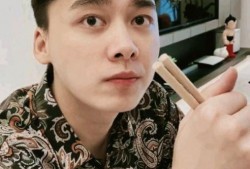 娱乐爆料李易峰圈外女友,神秘圈外女友引网友热议