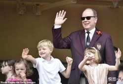 爆料龙凤胎带娃视频,温馨瞬间，萌娃互动引网友热议